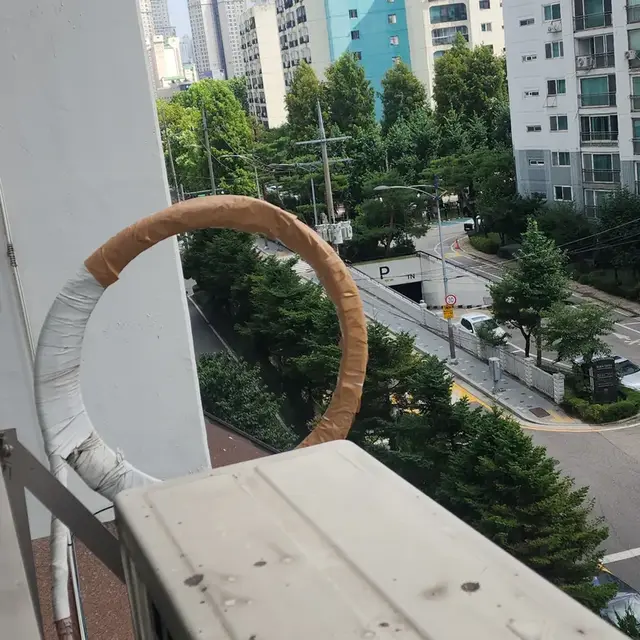 에어컨 실외기 배관 테이핑 보수 작업 전